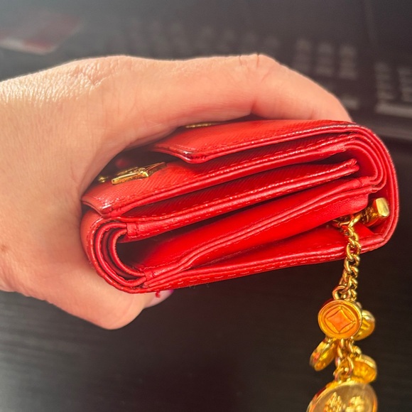 MCM limited edition, lion vintage Scarlet Wallet with charms color transfer - Picture 15 of 17